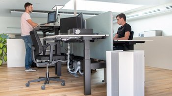 EIn Luftreiniger in einem Büro, in dem zwei Mitarbeiter sind.